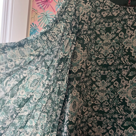 medium size green blouse - Picture 2 of 4